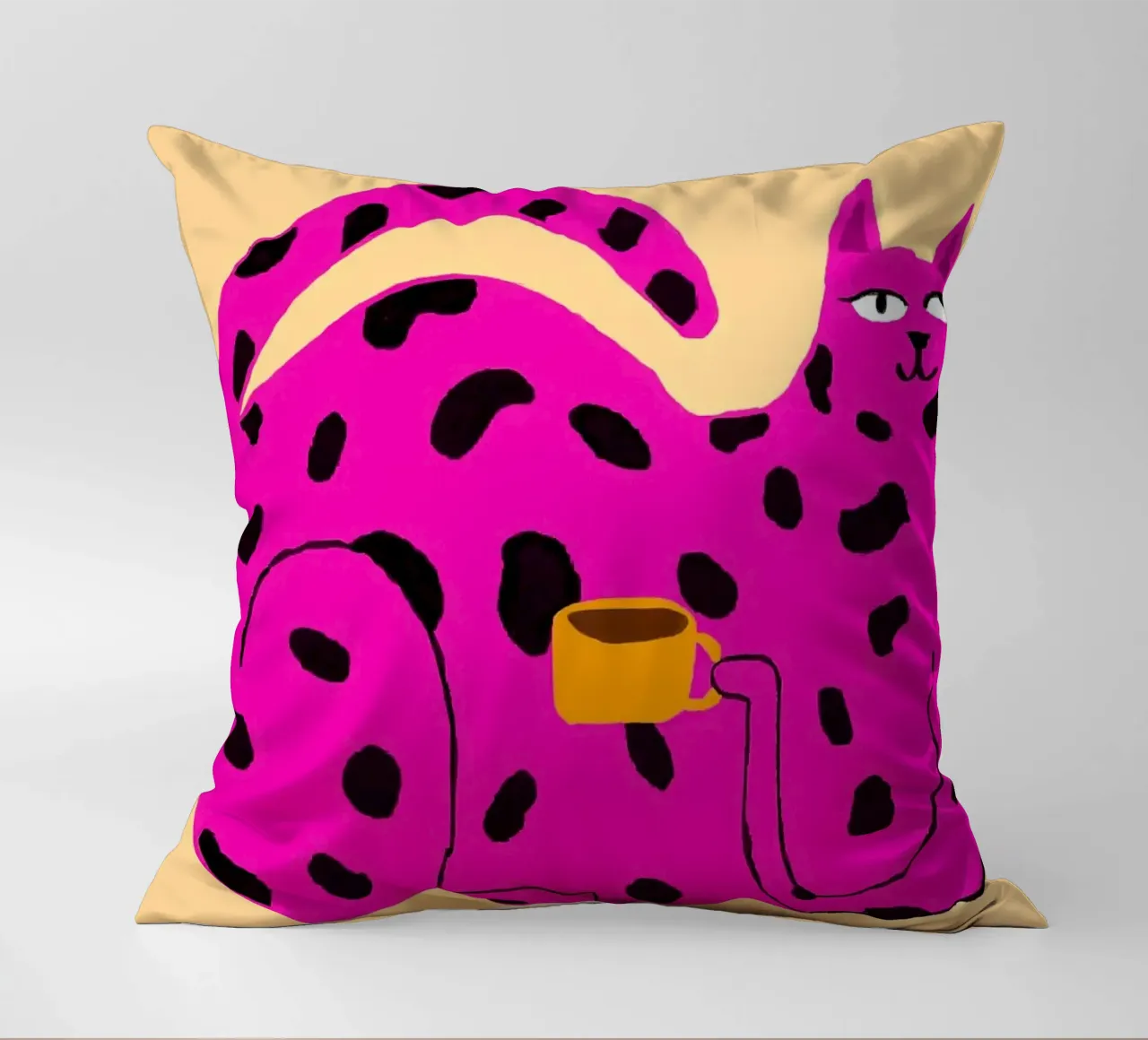 Gatto maculato rosa con caffè cuscino da Tory