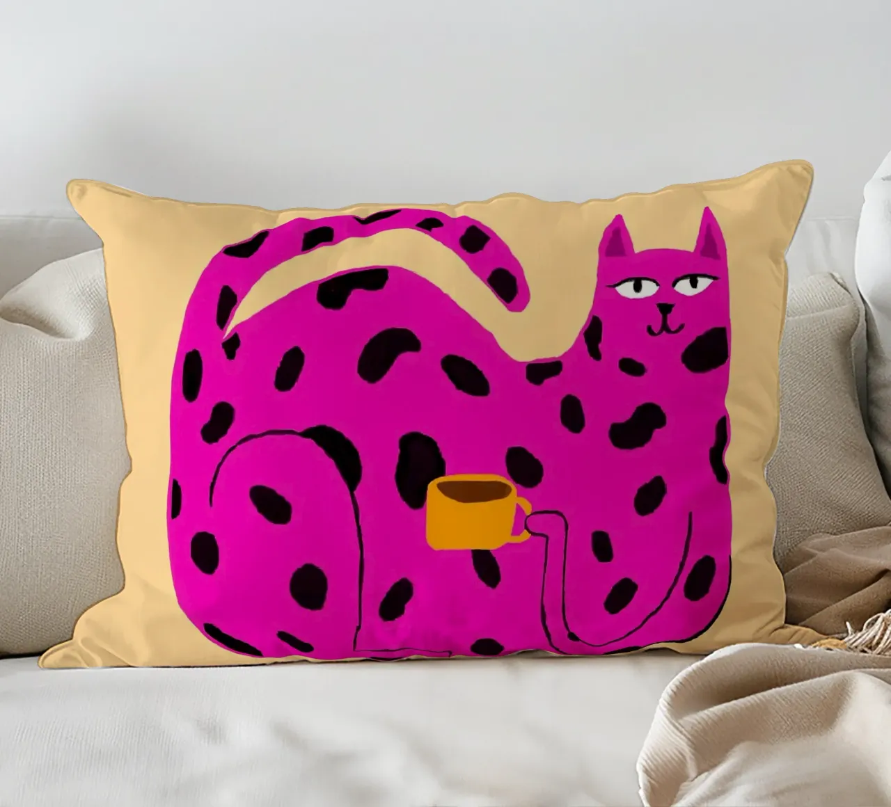 Gatto maculato rosa con caffè cuscino da Tory