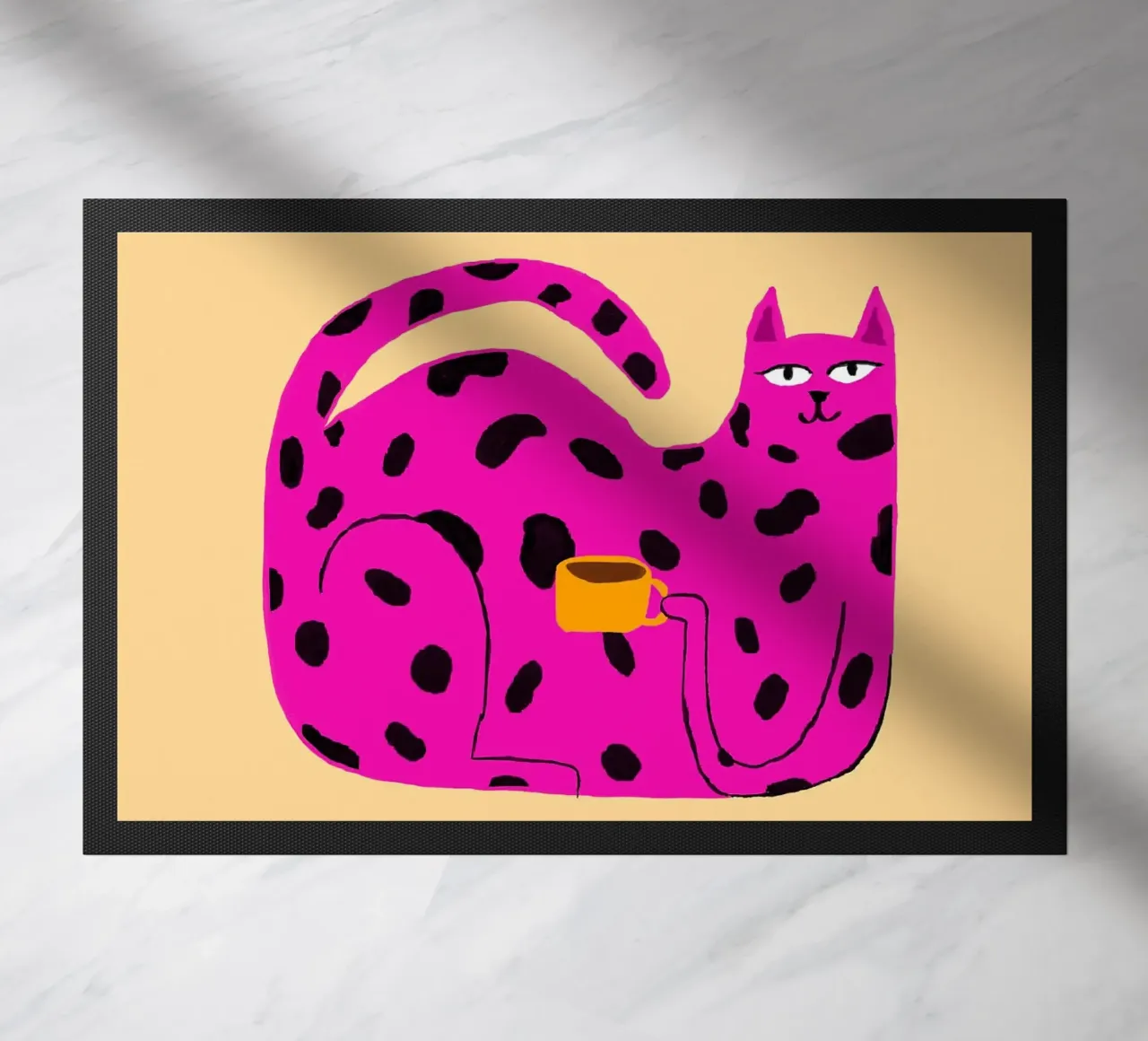 Gatto maculato rosa con caffè zerbino da Tory