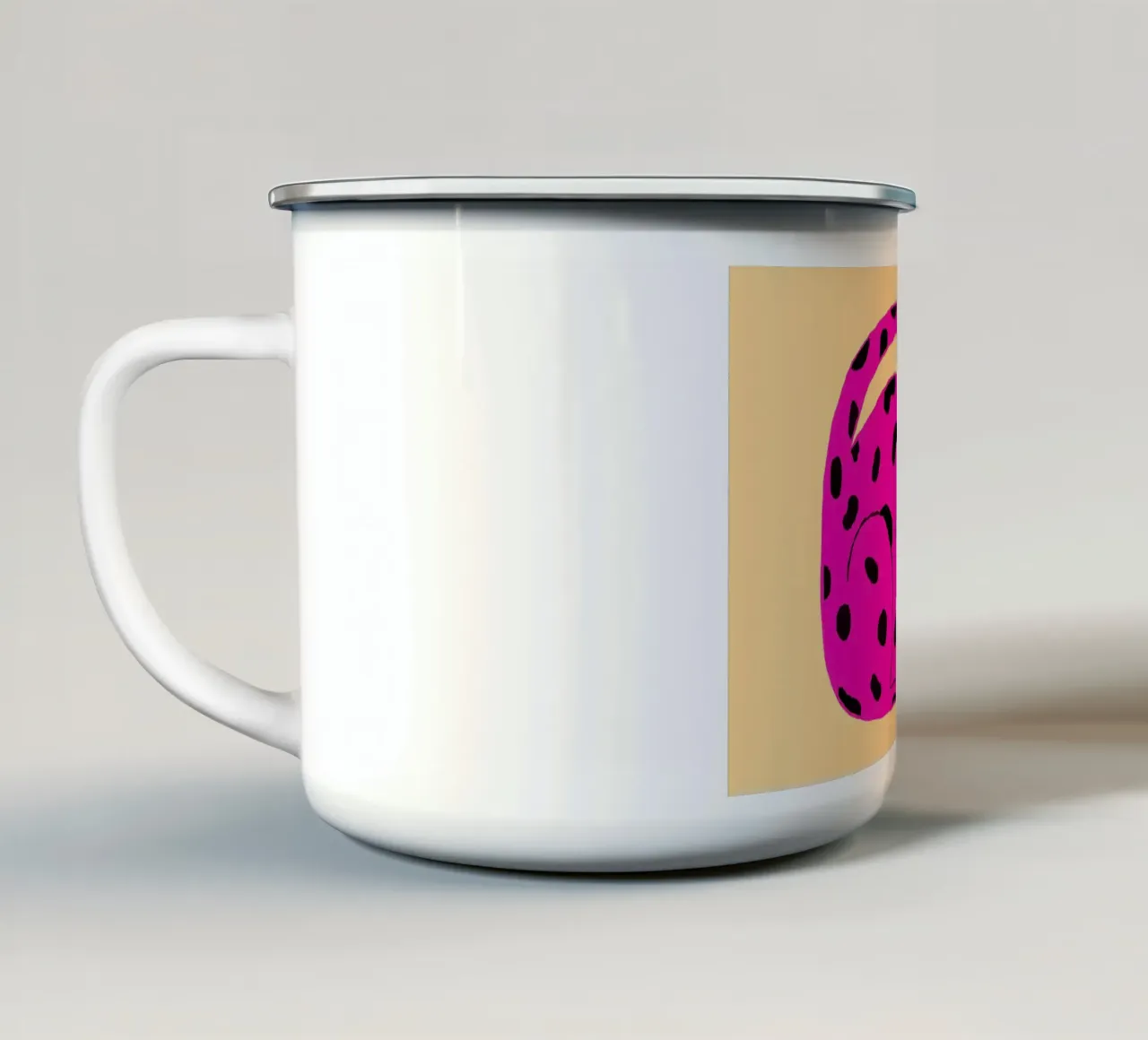 Gatto maculato rosa con caffè tazza in smalto da Tory