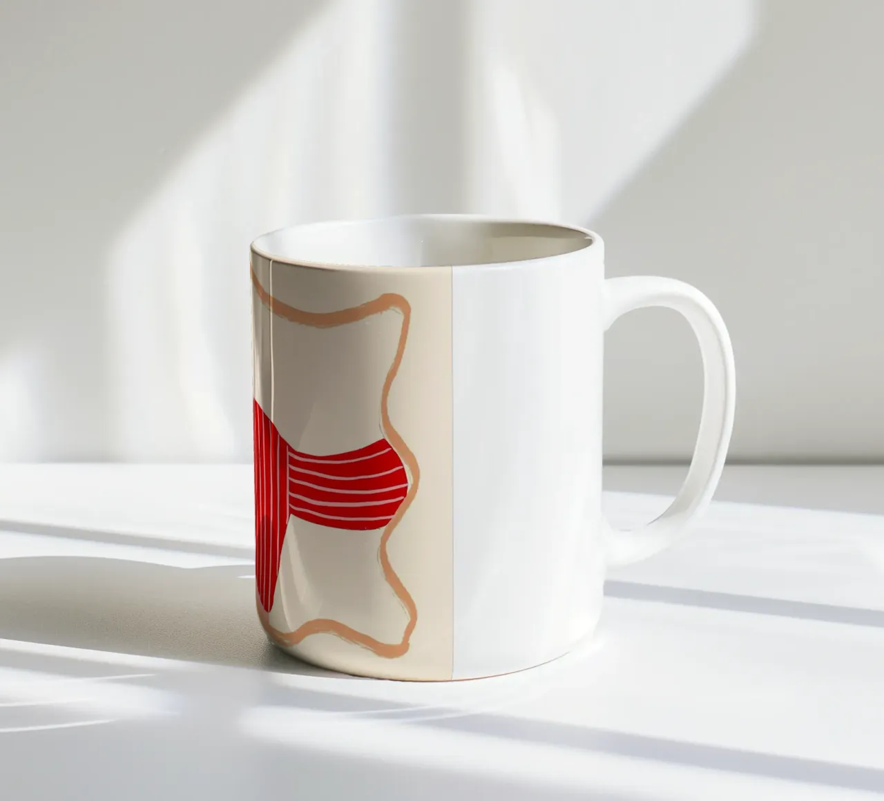 Donna con camicia a righe e fiori tazza in ceramica da Tory