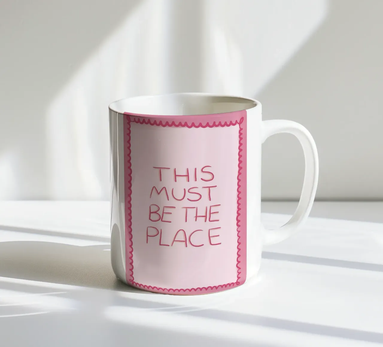 Questo deve essere il posto giusto Rosa tazza in ceramica da Tory
