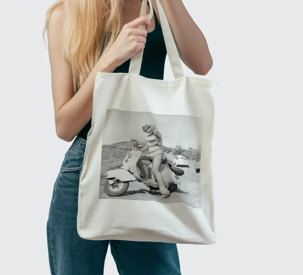 Marisa Allasio in posa su una Vespa borsa in juta da blacsteel