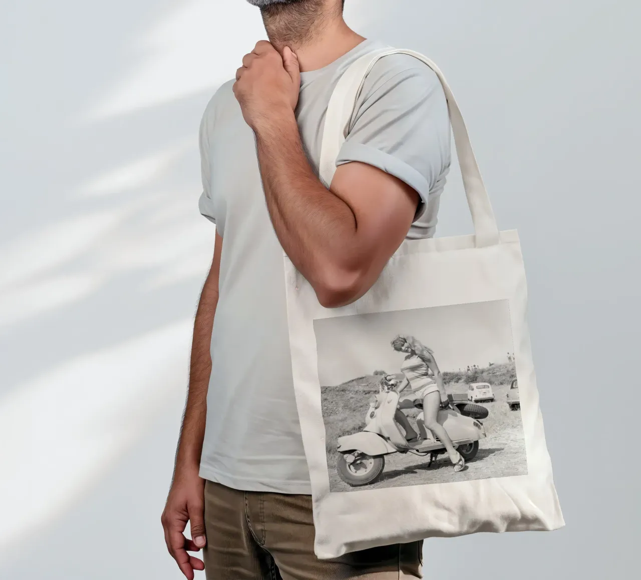 Marisa Allasio in posa su una Vespa borsa in juta da blacsteel