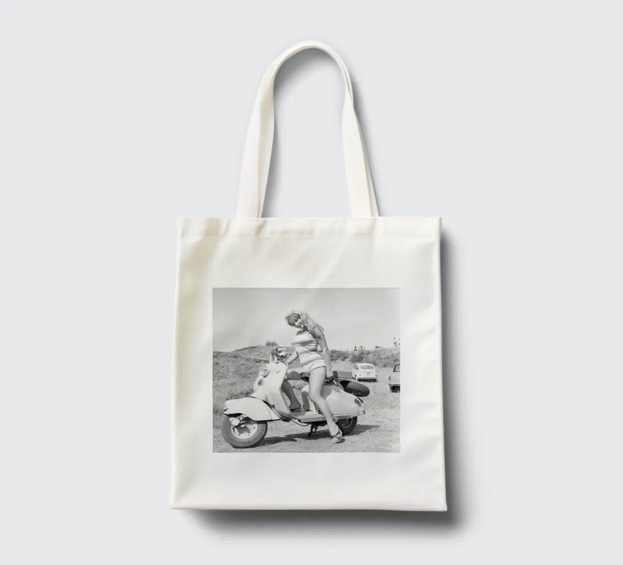 Marisa Allasio in posa su una Vespa borsa in juta da blacsteel