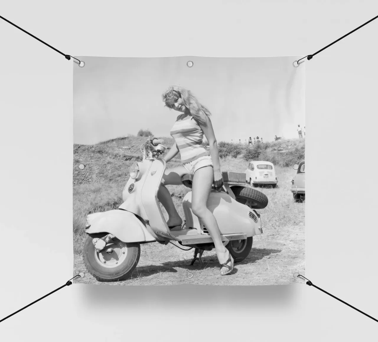 Marisa Allasio in posa su una Vespa telo in pvc da blacsteel