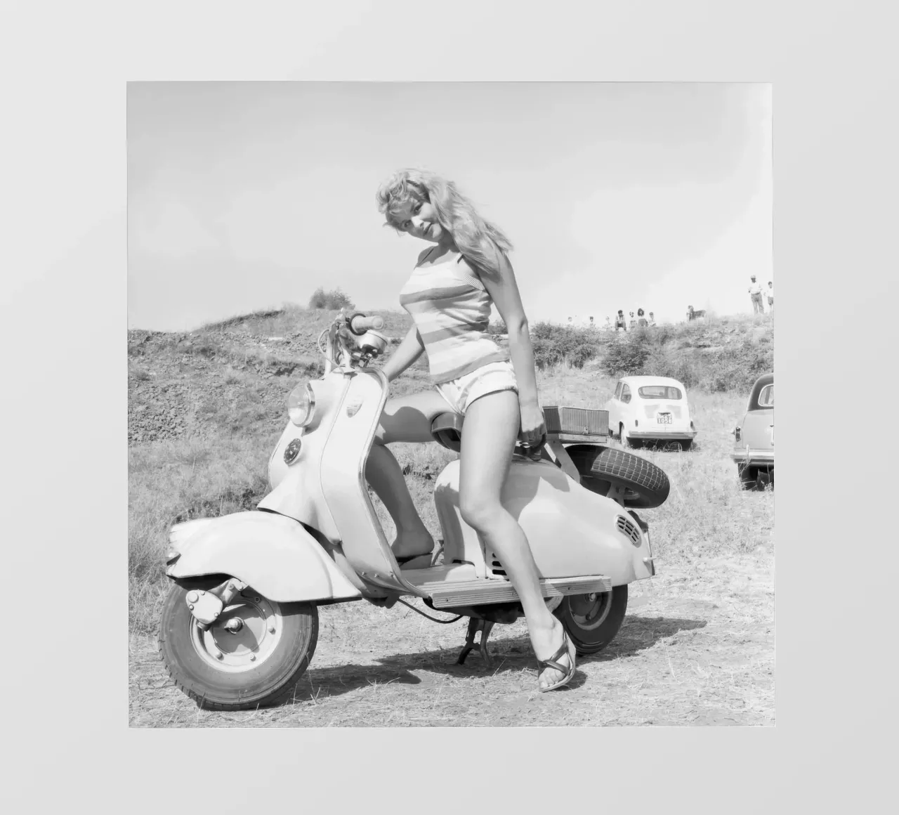 Marisa Allasio in posa su una Vespa telo in pvc da blacsteel