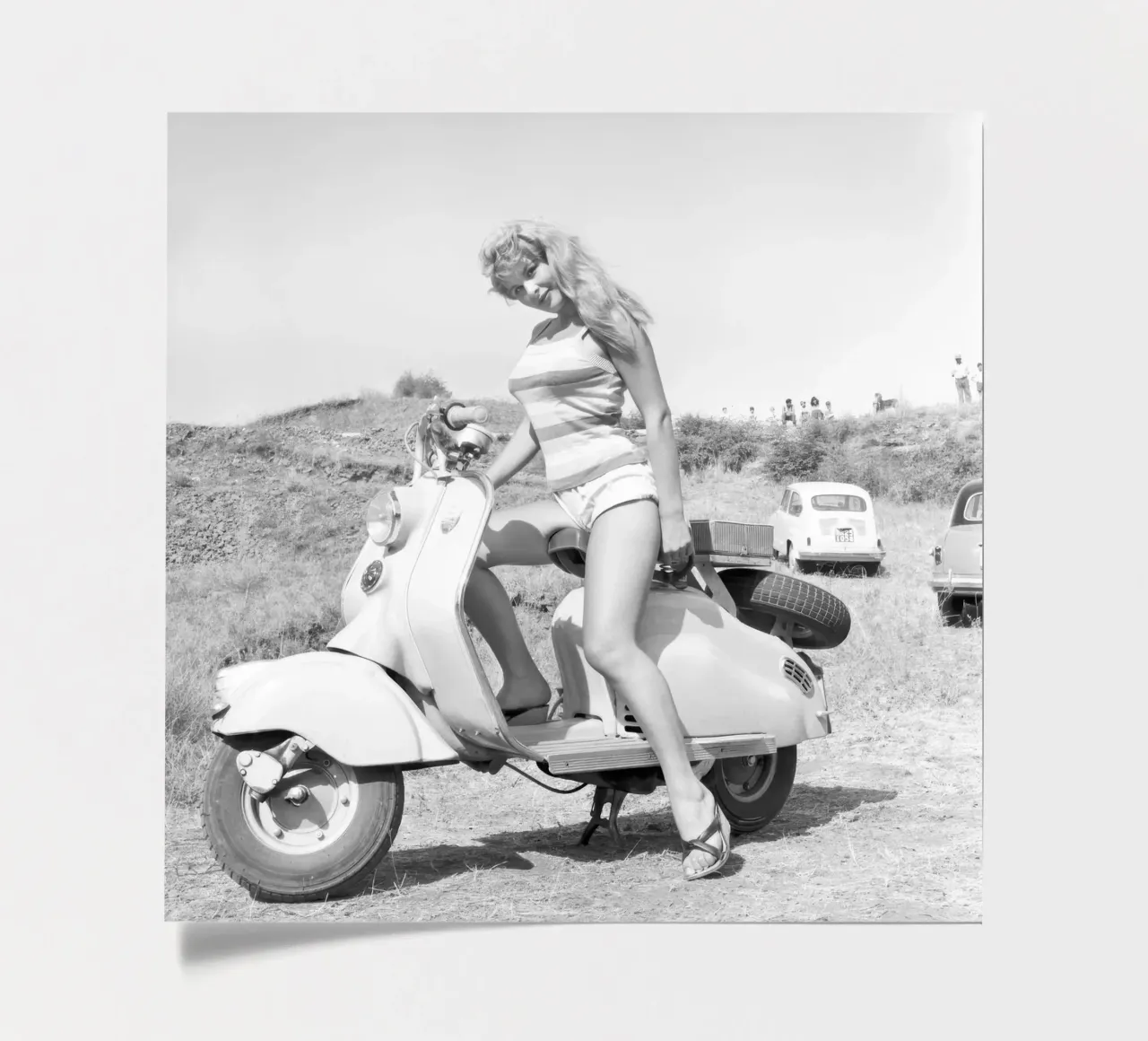 Marisa Allasio in posa su una Vespa foglio adesivo da blacsteel