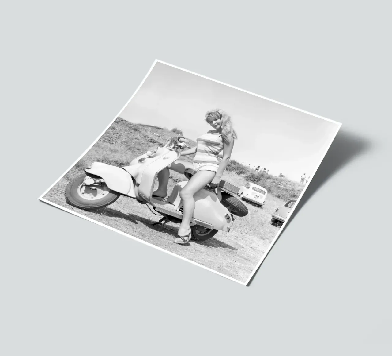 Marisa Allasio in posa su una Vespa foglio adesivo da blacsteel