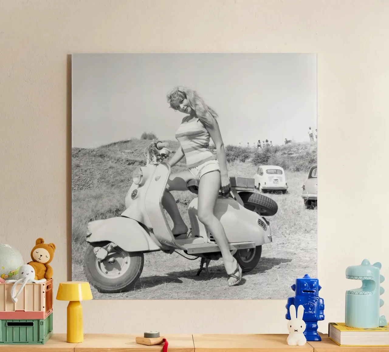 Marisa Allasio in posa su una Vespa plexiglass da blacsteel
