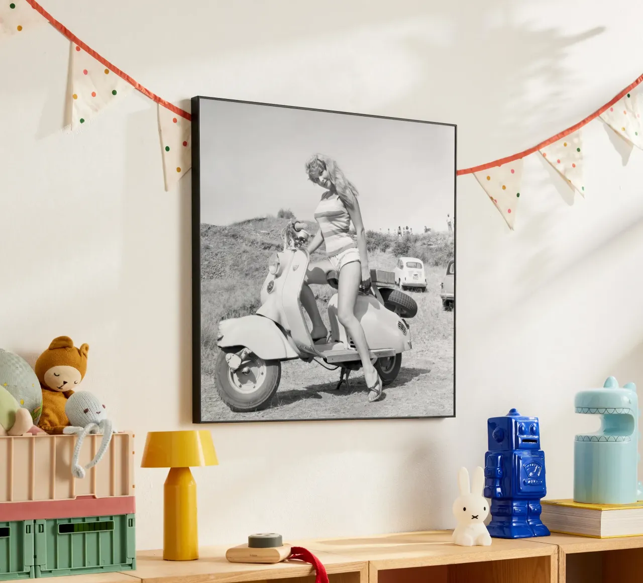 Marisa Allasio in posa su una Vespa alluminio dibond da blacsteel