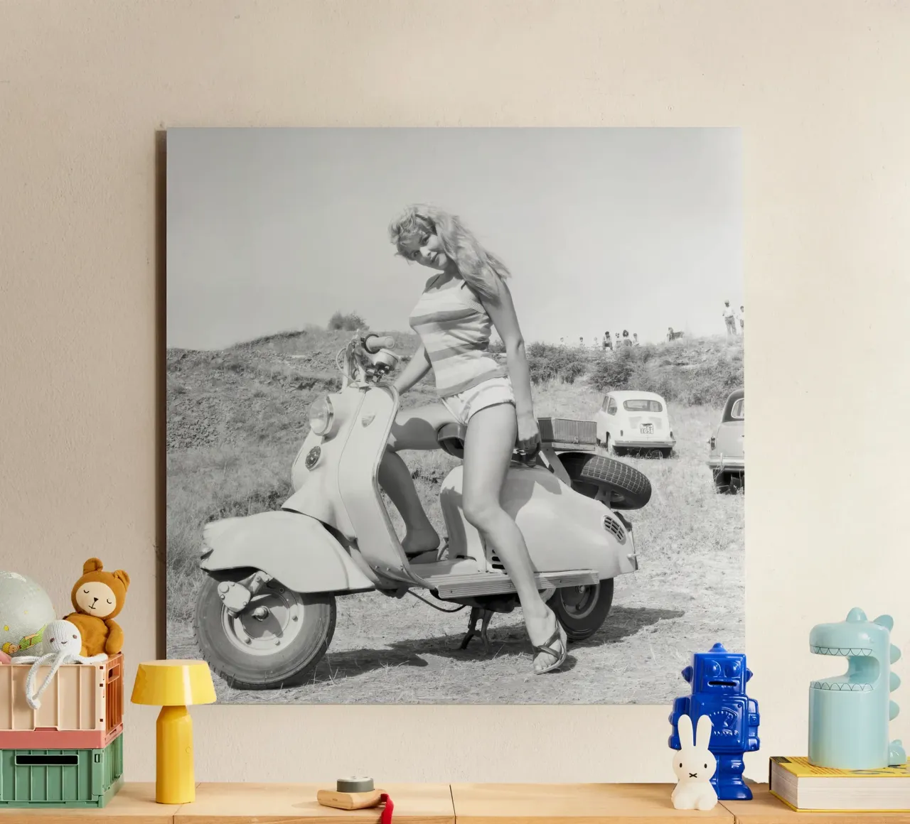 Marisa Allasio in posa su una Vespa alluminio dibond da blacsteel