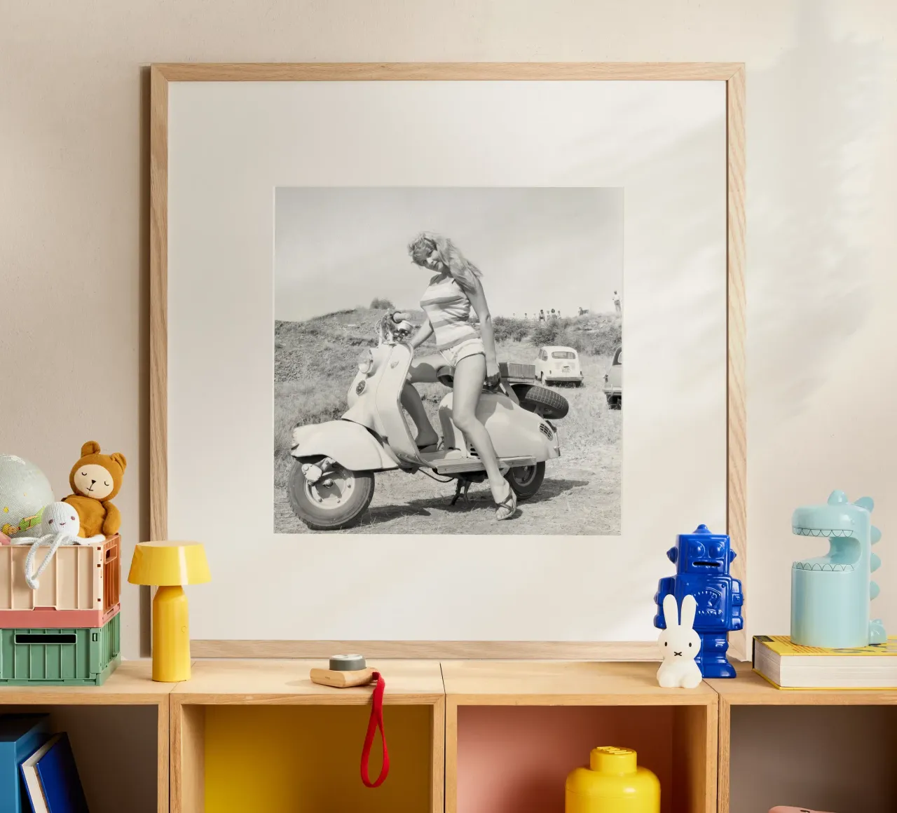 Marisa Allasio posiert auf einer Vespa Hahnemühle von blacsteel
