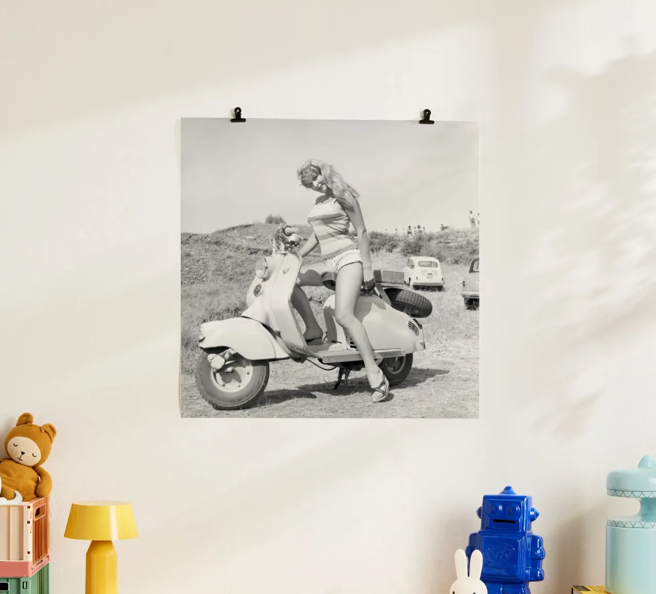 Marisa Allasio in posa su una Vespa carta hahnemühle da blacsteel
