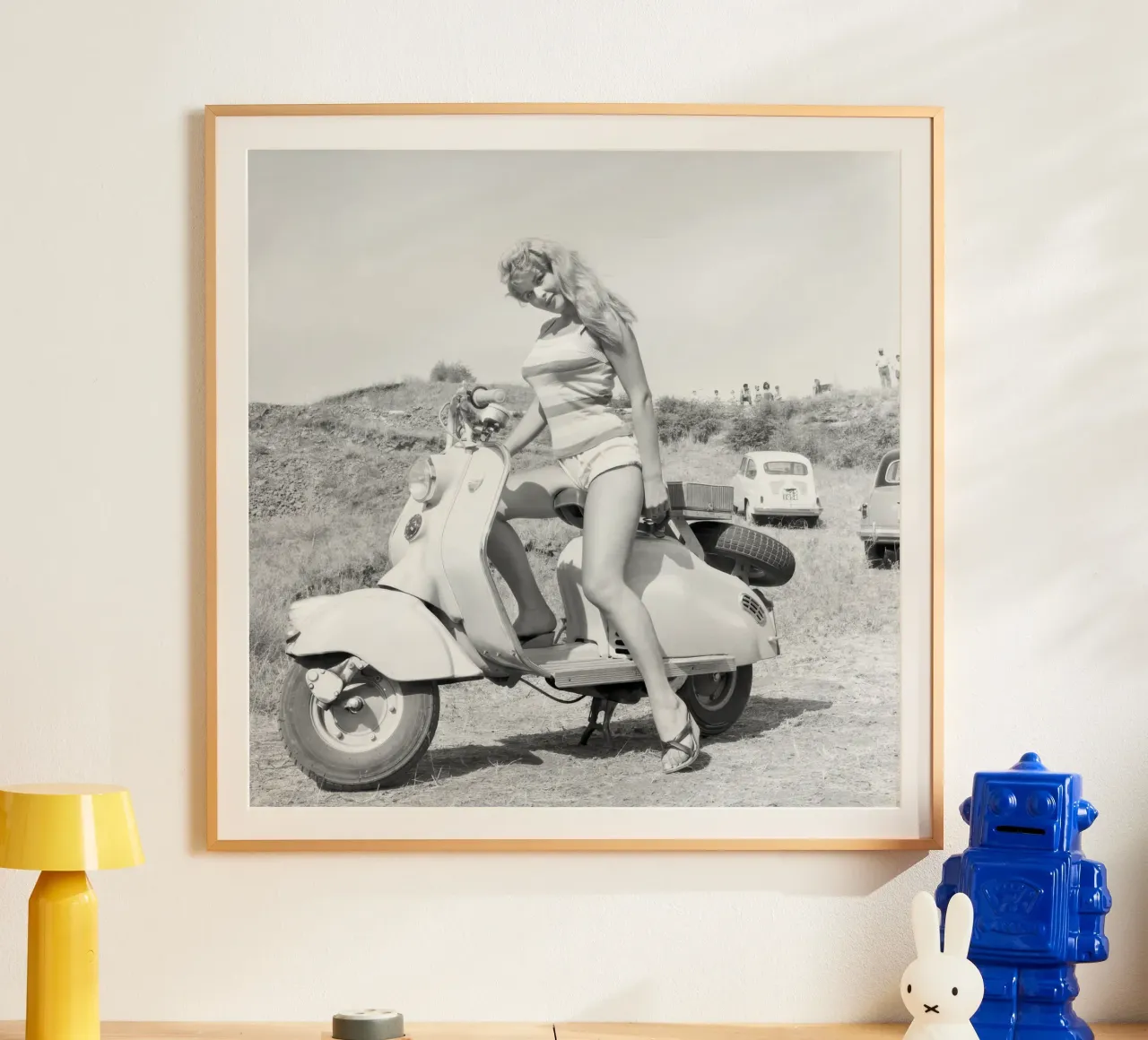 Marisa Allasio posiert auf einer Vespa Hahnemühle von blacsteel