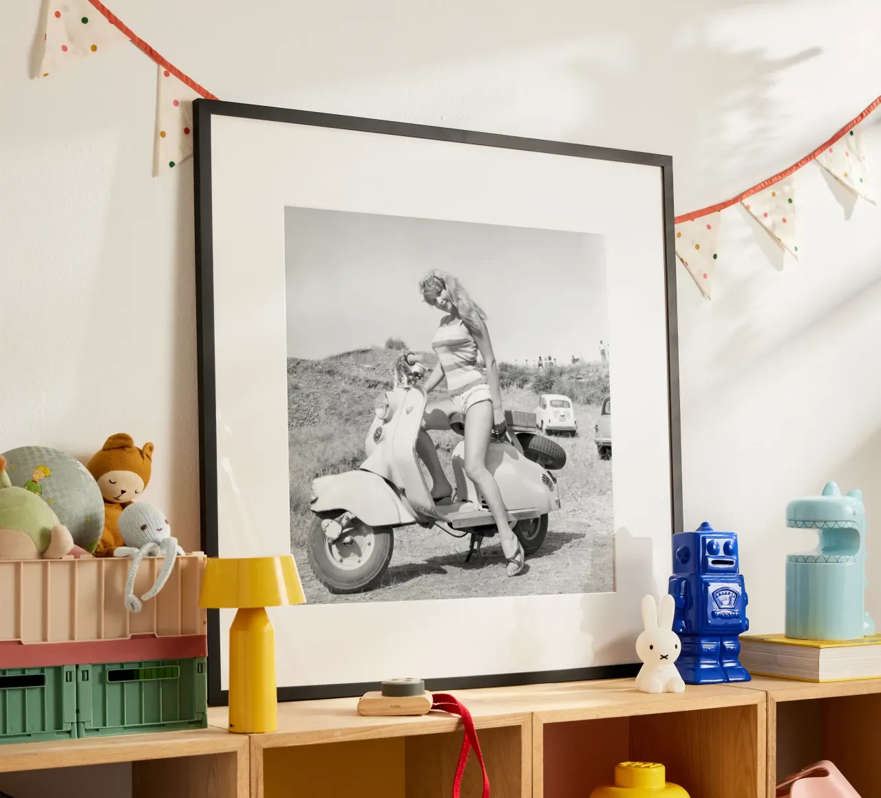 Marisa Allasio in posa su una Vespa carta hahnemühle da blacsteel