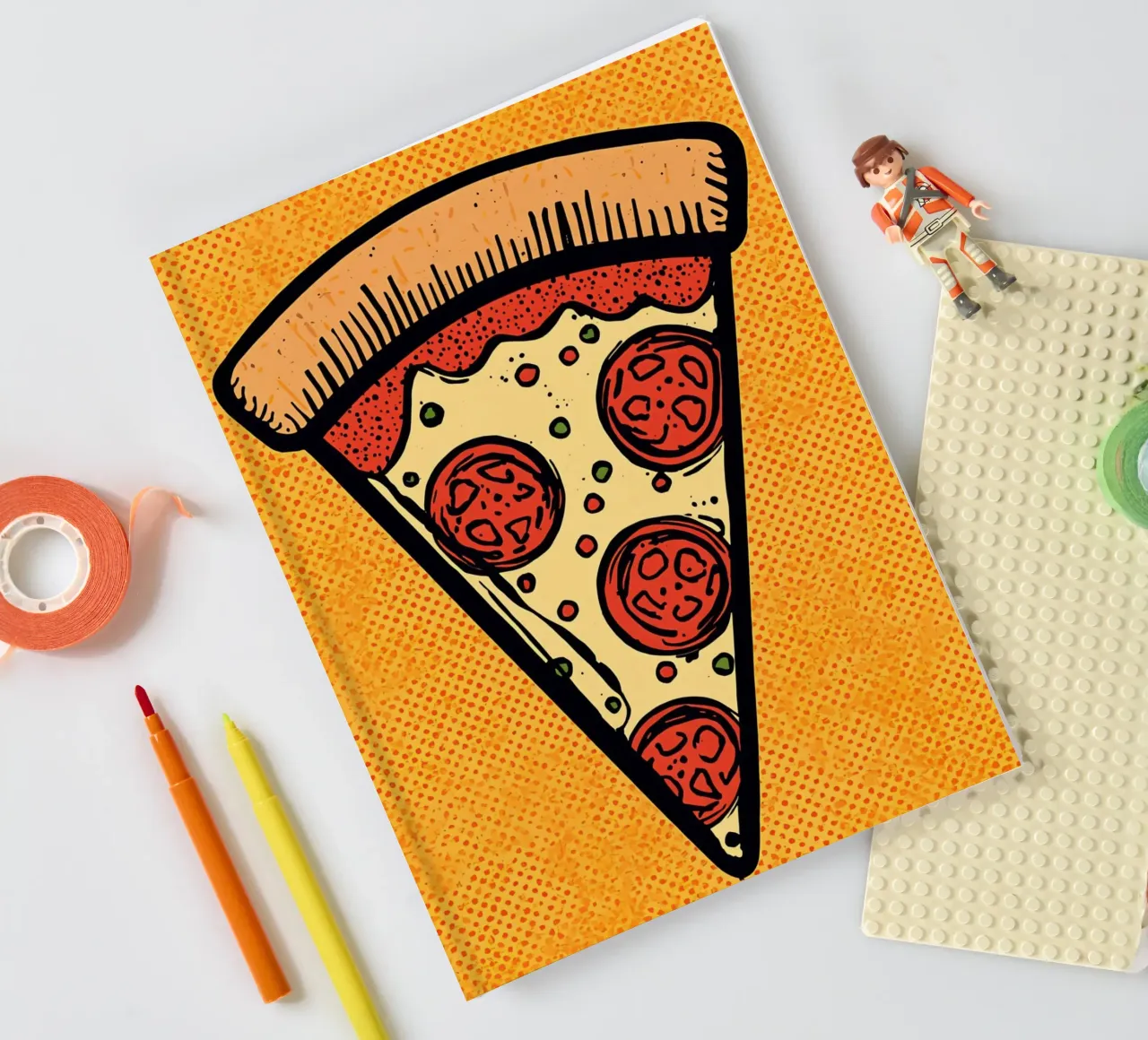 Pop-Art Peperoni-Pizza-Scheibe auf gepunktetem Hintergrund Notizbuch von DesignDoodle