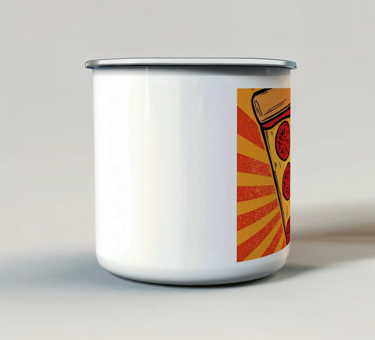 Fetta di pizza al salame con sfondo a raggi di sole tazza in smalto da DesignDoodle