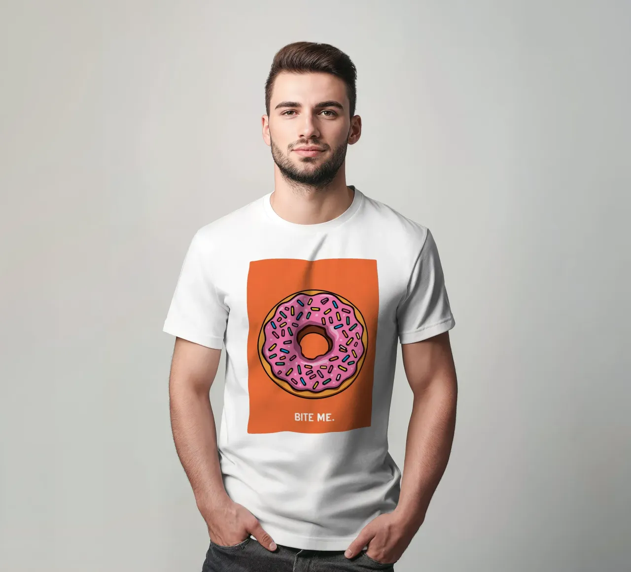 Rosa Frosted Donut "Bite Me" auf orangem Hintergrund T-Shirt von DesignDoodle