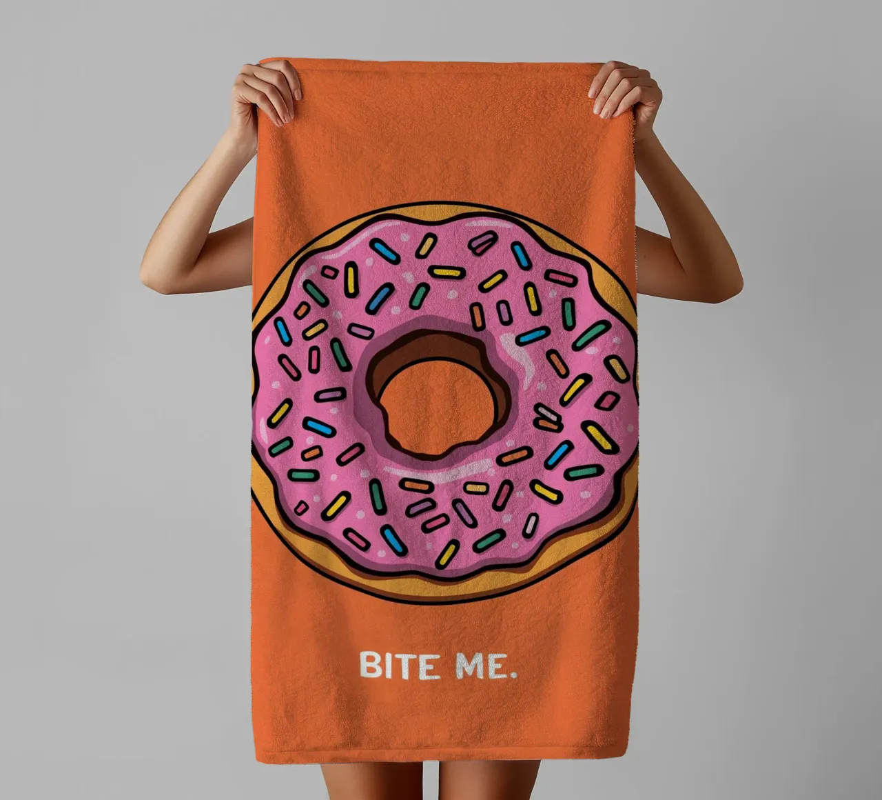 Rosa Frosted Donut "Bite Me" auf orangem Hintergrund Handtuch von DesignDoodle