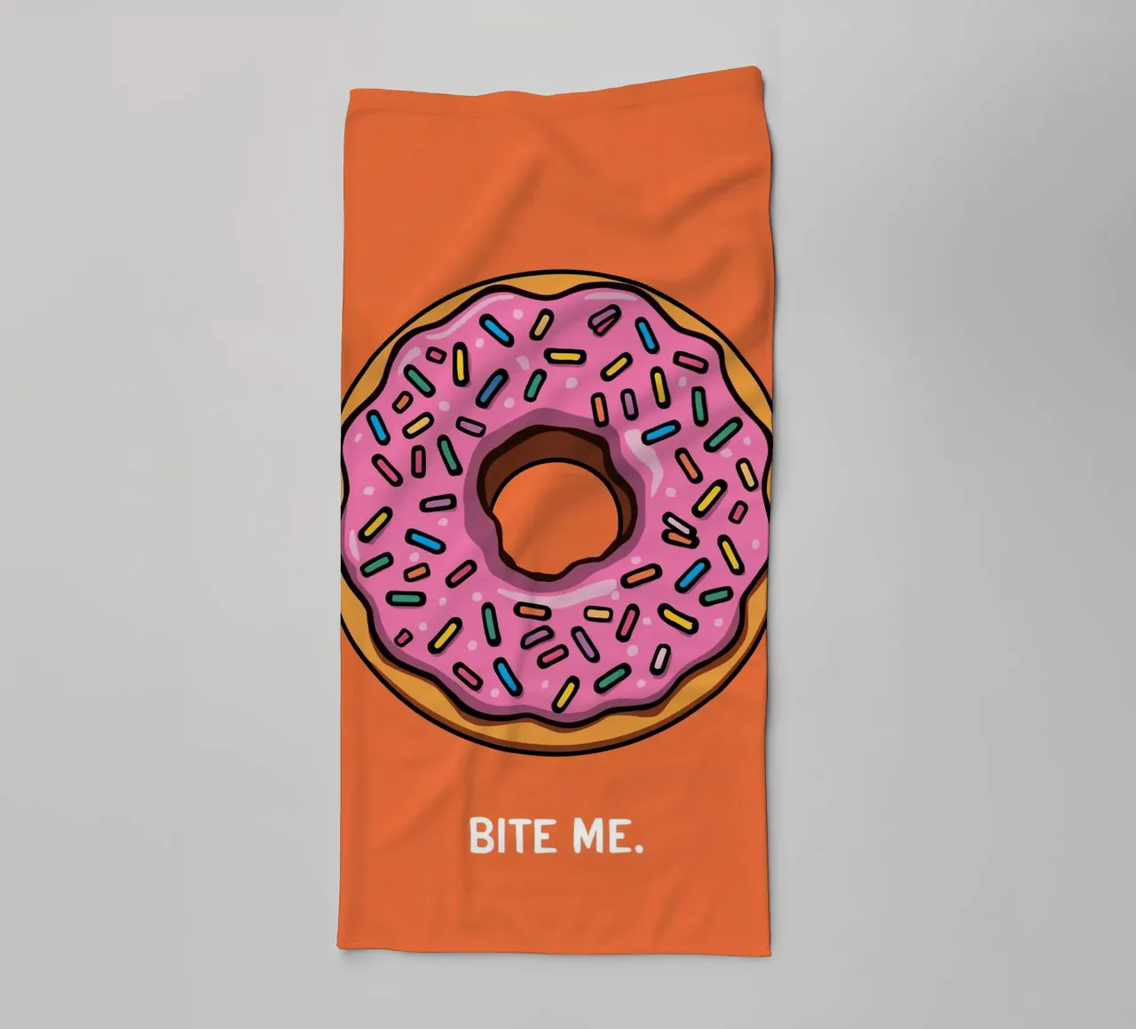 Rosa Frosted Donut "Bite Me" auf orangem Hintergrund Handtuch von DesignDoodle