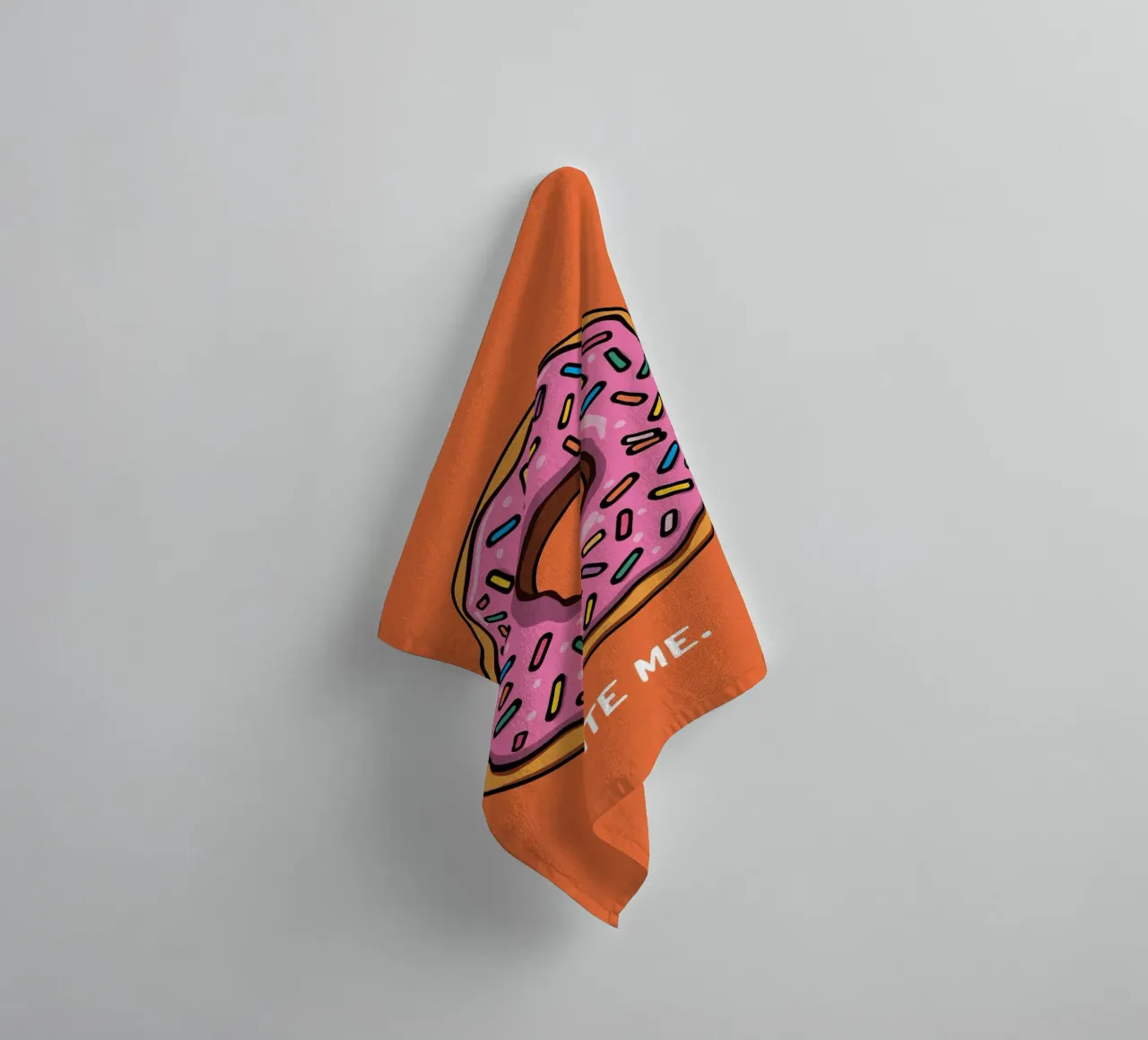 Rosa Frosted Donut "Bite Me" auf orangem Hintergrund Handtuch von DesignDoodle