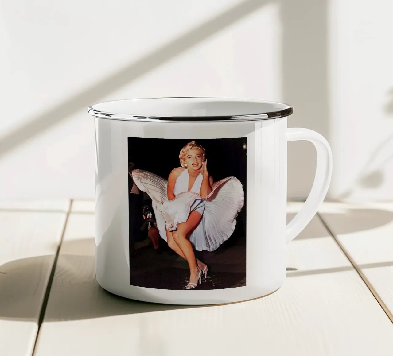 Il fascino senza tempo di Marilyn Monroe tazza in smalto da valentinomartinst
