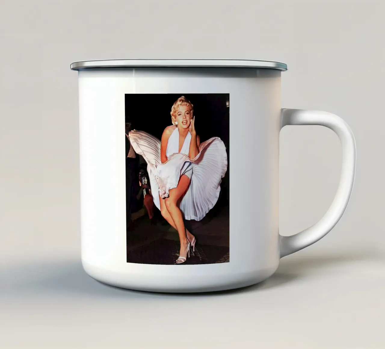 Il fascino senza tempo di Marilyn Monroe tazza in smalto da valentinomartinst