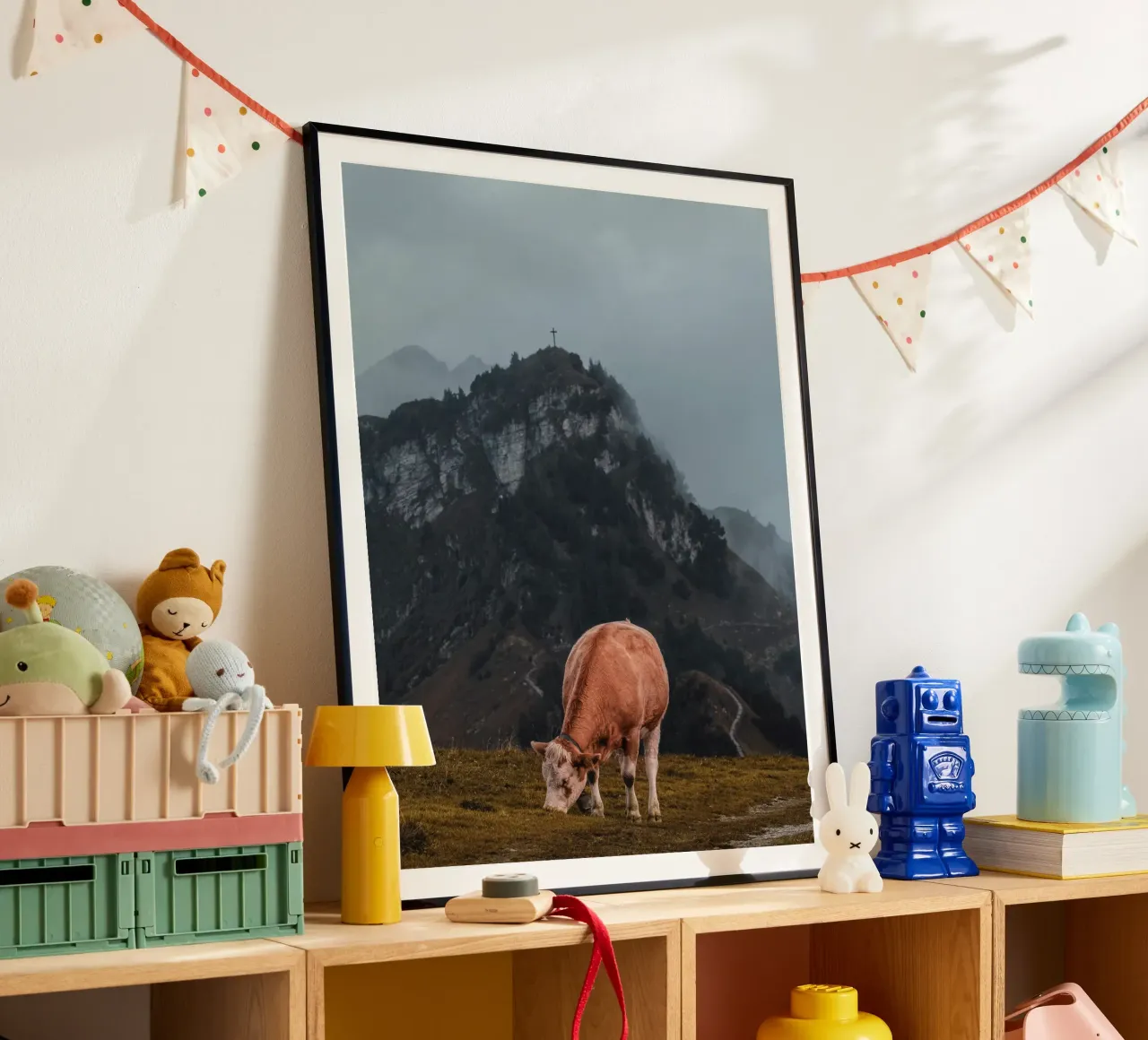 Vaca en los Alpes suizos poster con marco de plástico de Marcel Bisig