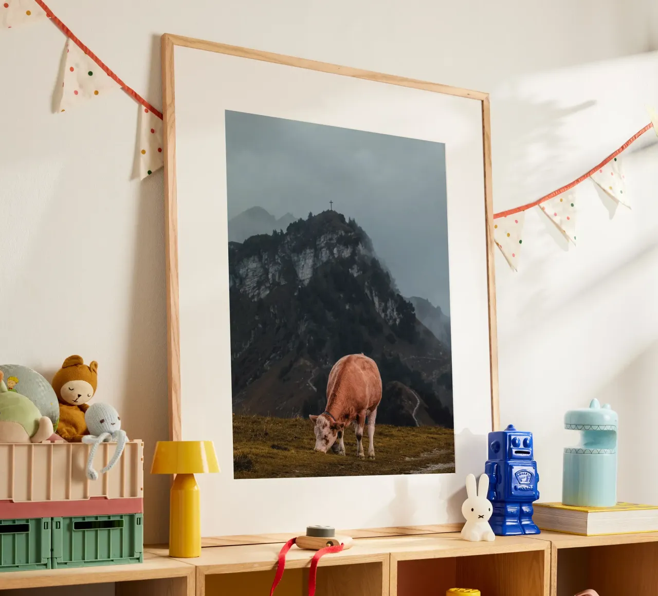 Vaca en los Alpes suizos poster con marco de plástico de Marcel Bisig