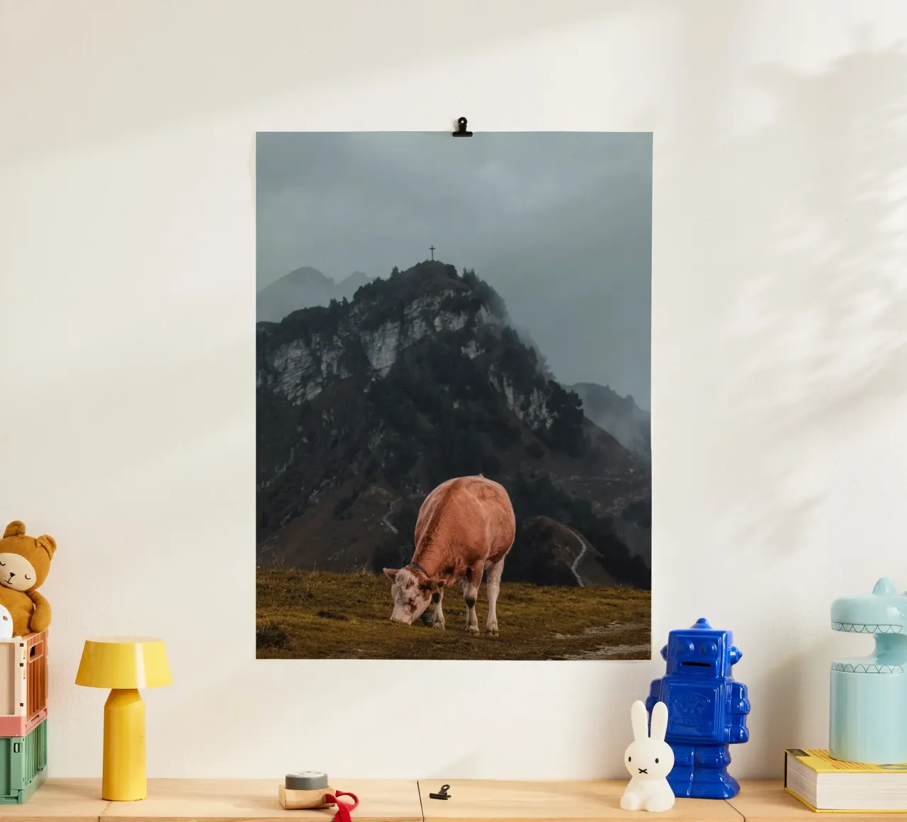 Vaca en los Alpes suizos poster con marco de plástico de Marcel Bisig