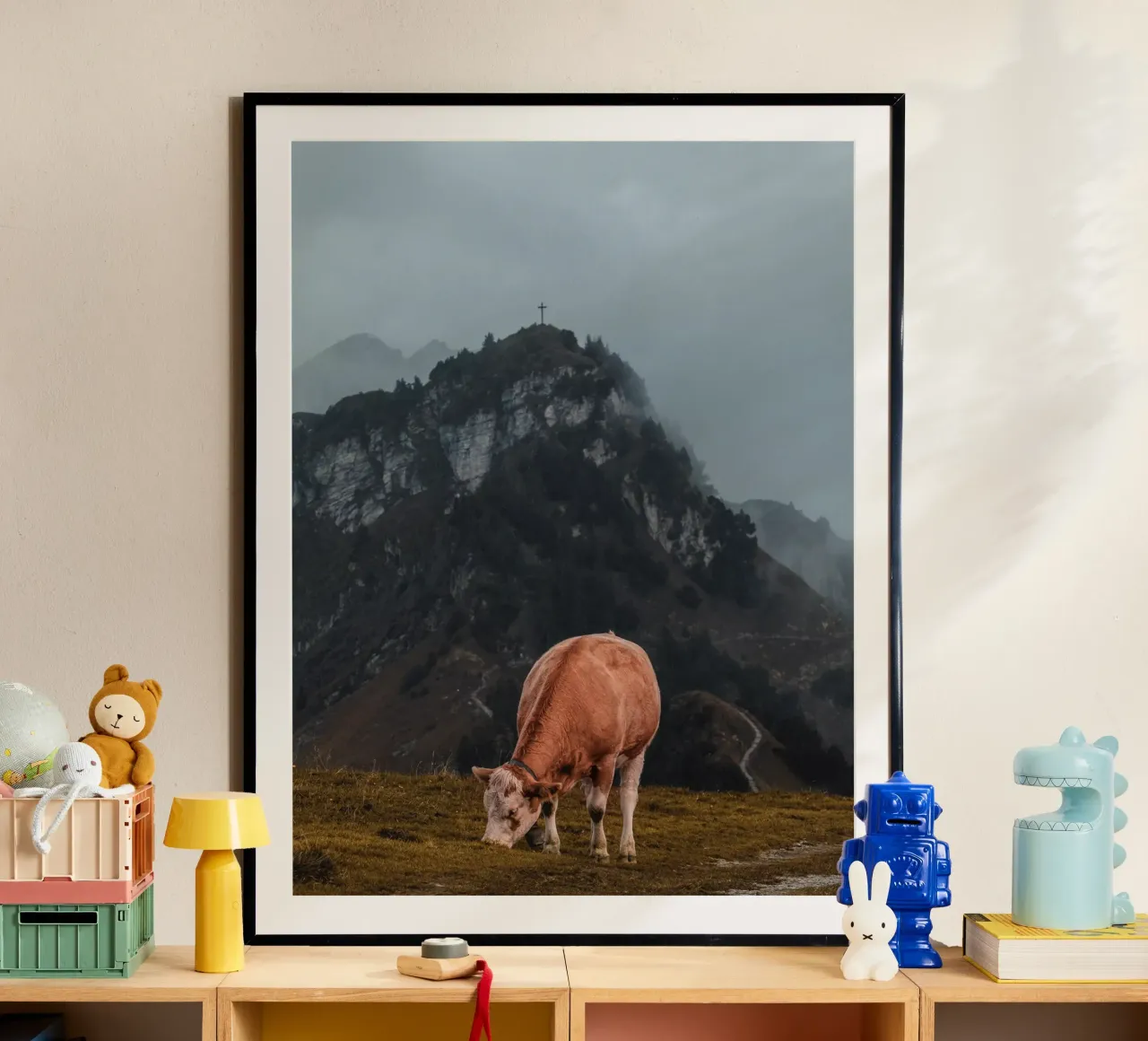 Vaca en los Alpes suizos poster con marco de plástico de Marcel Bisig