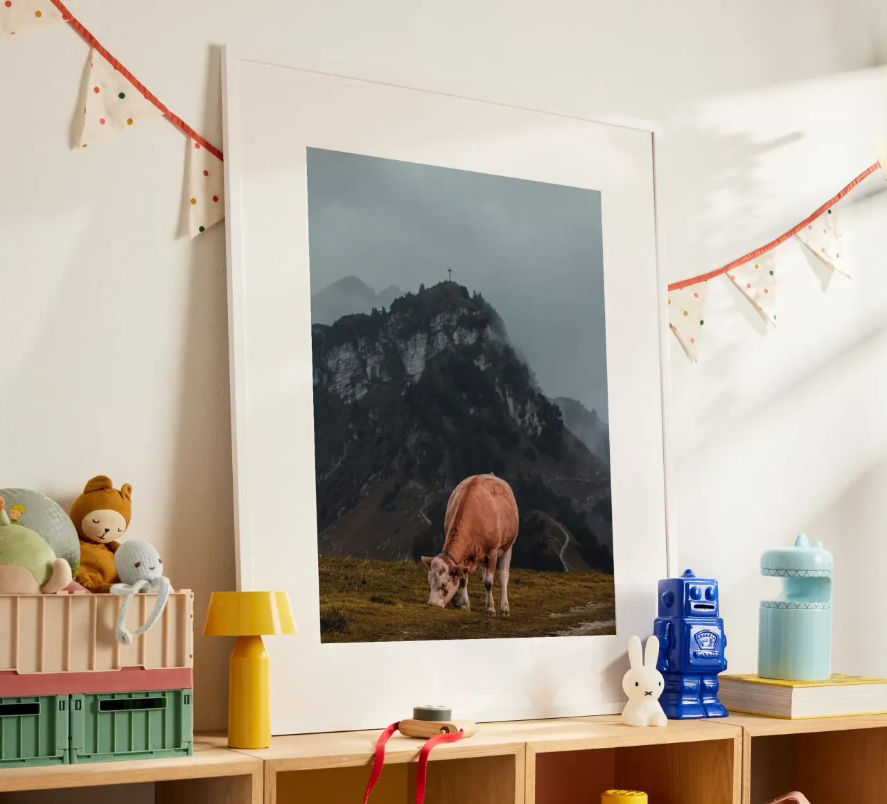 Vaca en los Alpes suizos poster con marco de plástico de Marcel Bisig