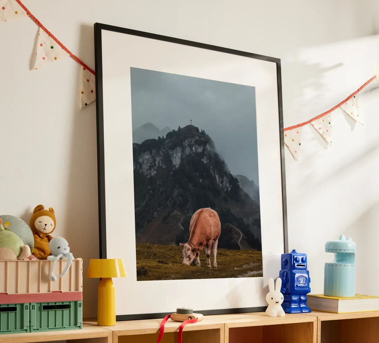 Vaca en los Alpes suizos poster con marco de plástico de Marcel Bisig