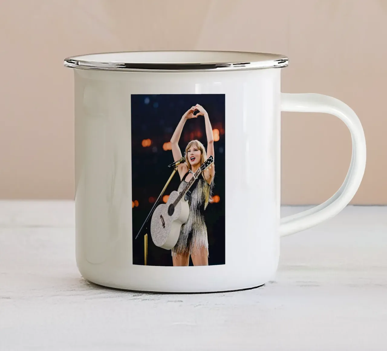 Taylor Swift Emaille Tasse von hendrikklamb