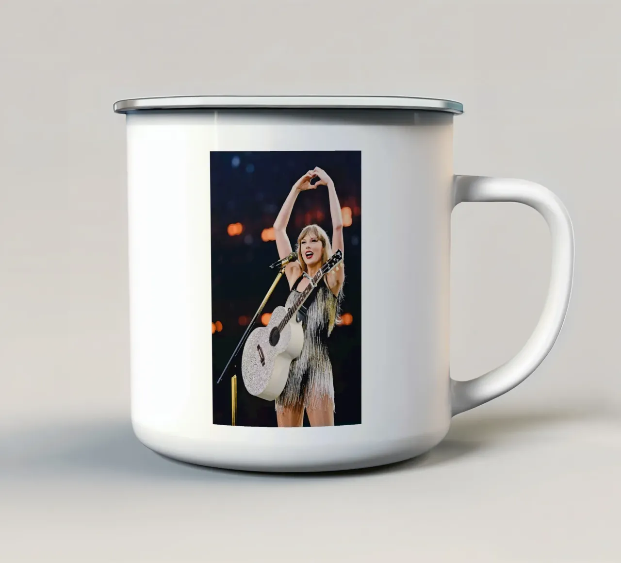 Taylor Swift Emaille Tasse von hendrikklamb