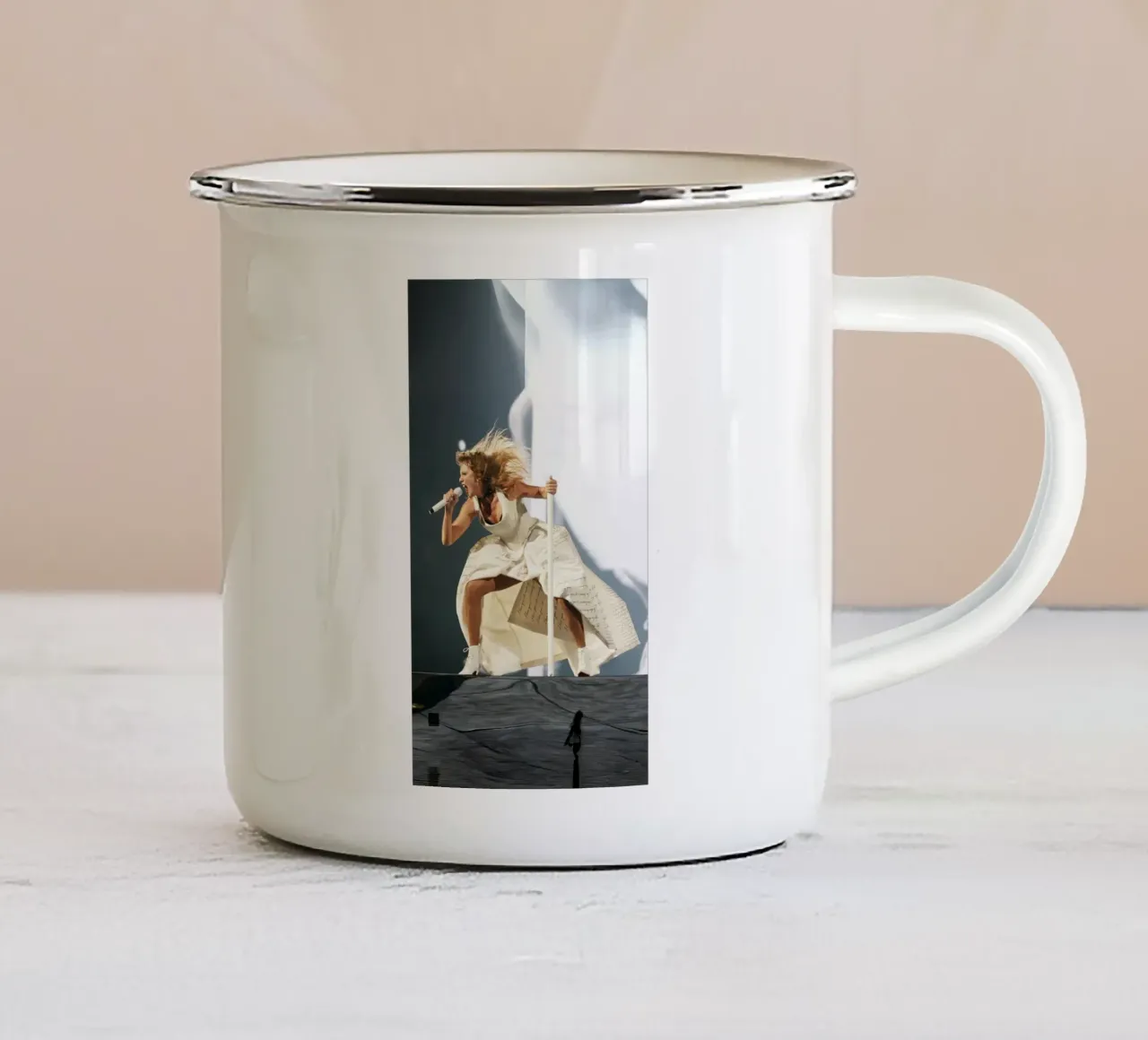 Taylor Swift tazza in smalto da hendrikklamb