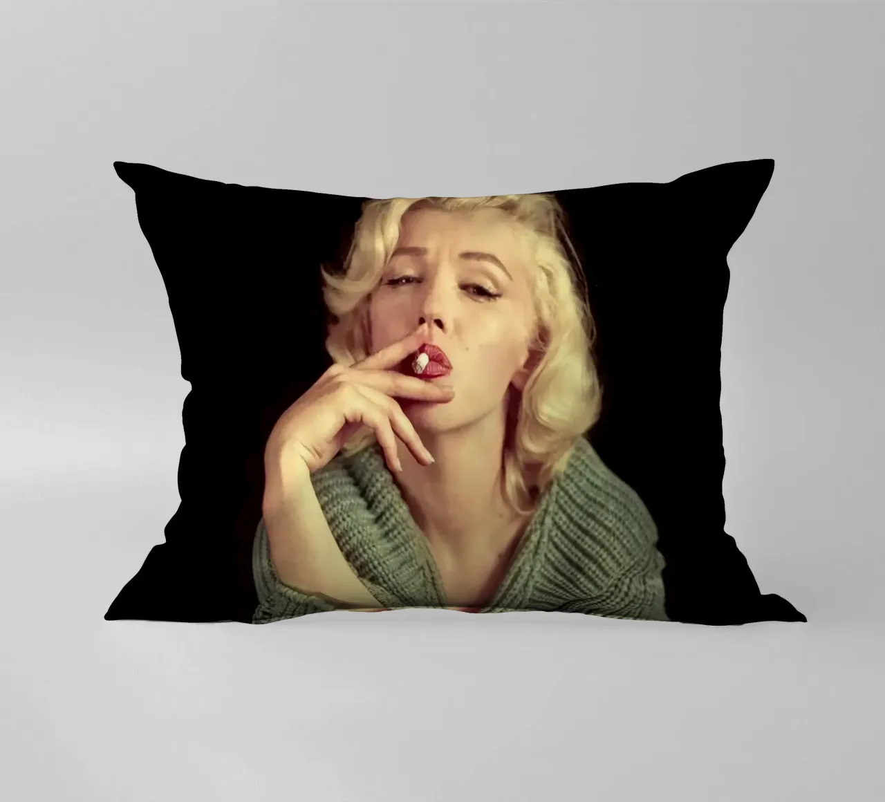 Dietro il sorriso: La vita e l'eredità di Marilyn Monroe cuscino da valentinomartinst