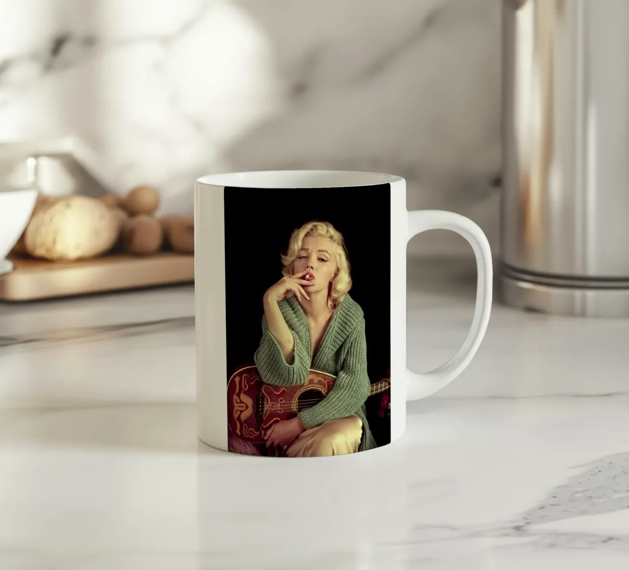 Dietro il sorriso: La vita e l'eredità di Marilyn Monroe tazza in ceramica da valentinomartinst