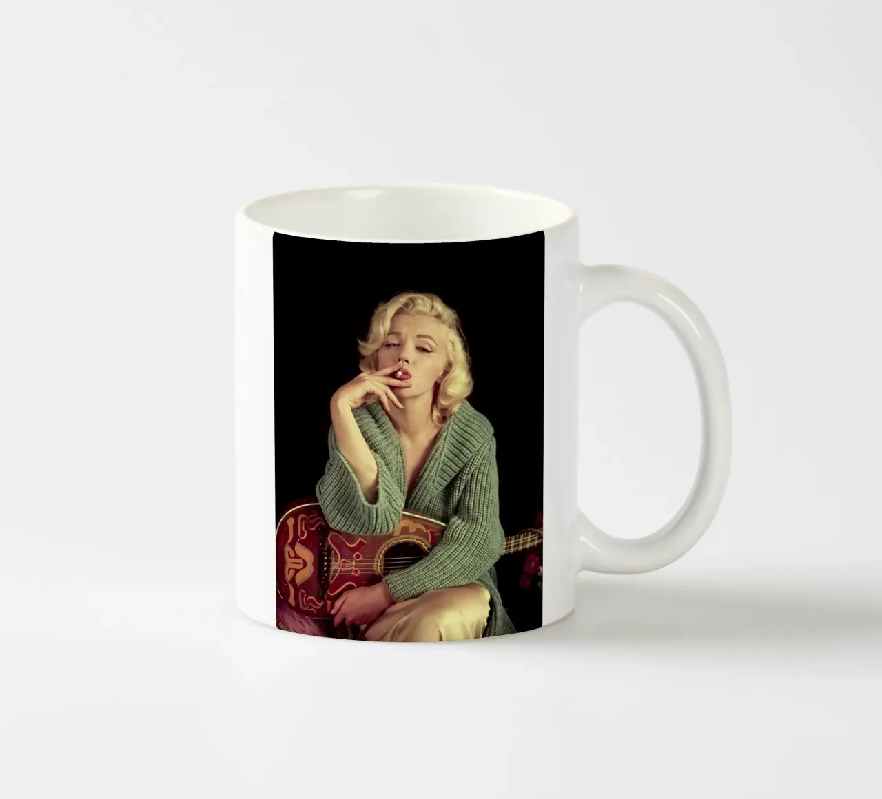 Dietro il sorriso: La vita e l'eredità di Marilyn Monroe tazza in ceramica da valentinomartinst