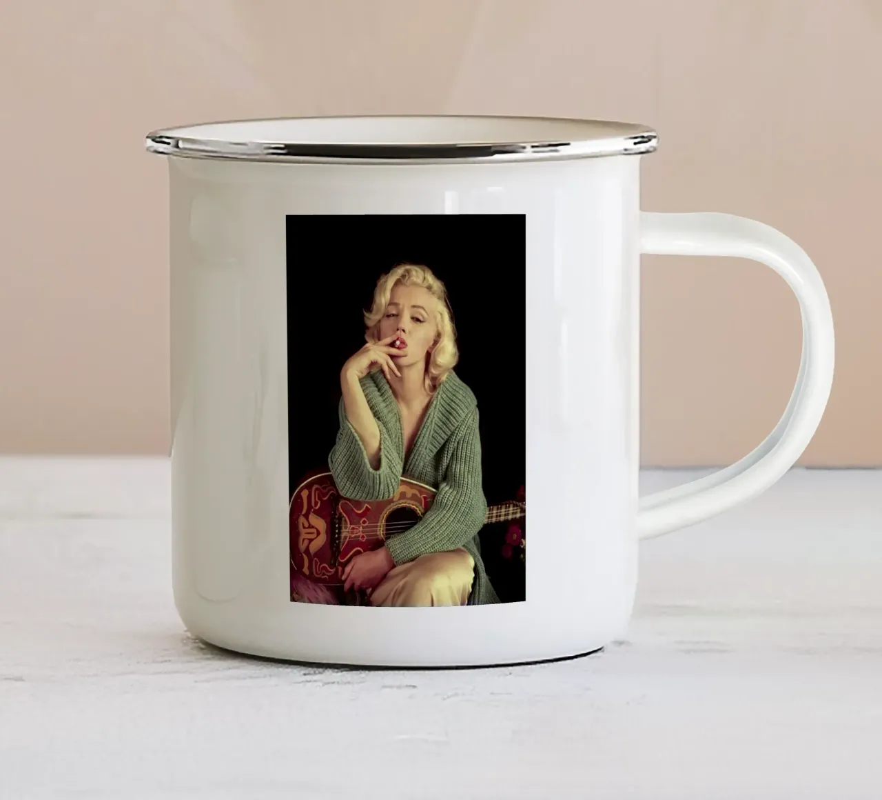 Dietro il sorriso: La vita e l'eredità di Marilyn Monroe tazza in smalto da valentinomartinst