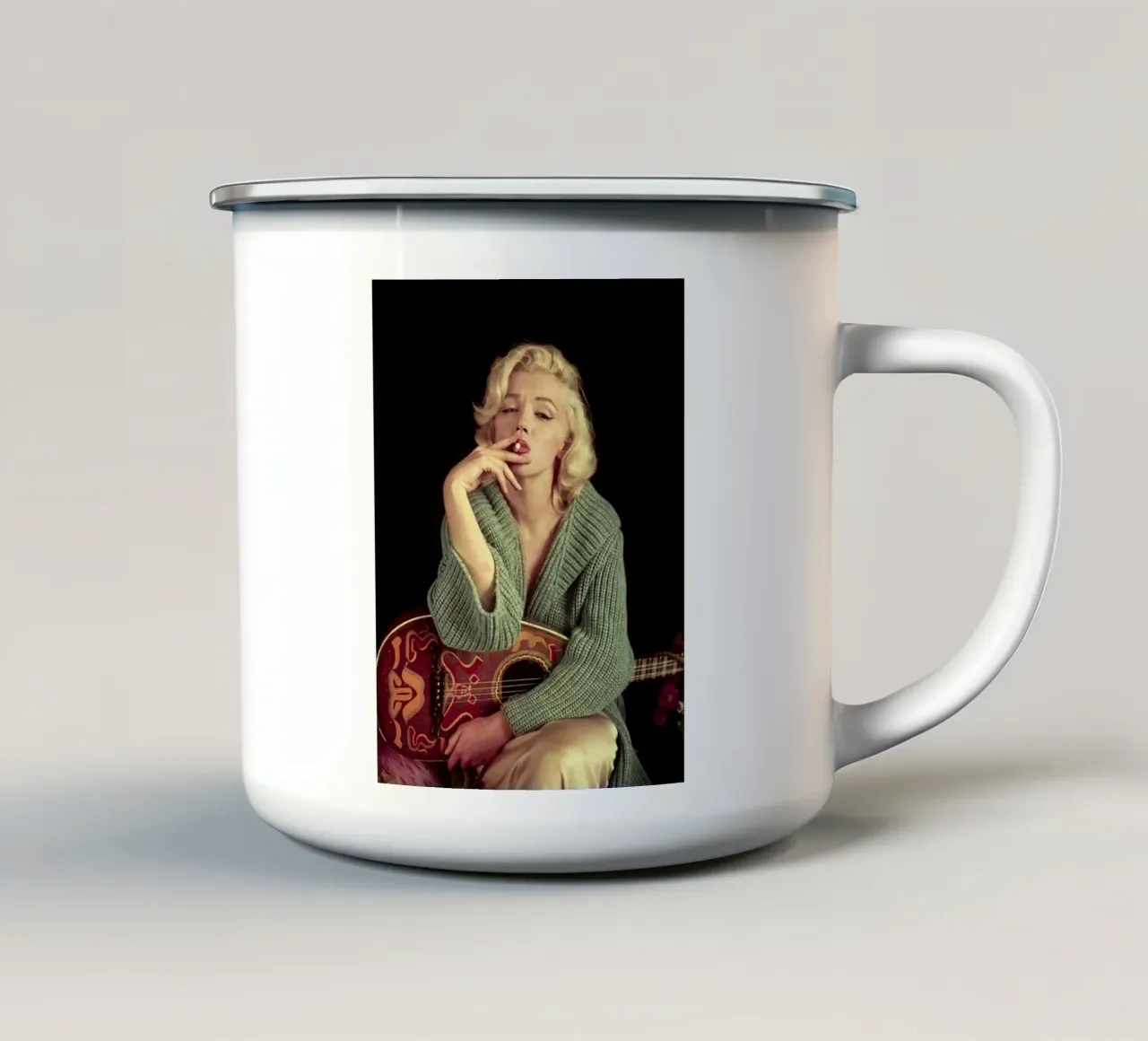 Dietro il sorriso: La vita e l'eredità di Marilyn Monroe tazza in smalto da valentinomartinst