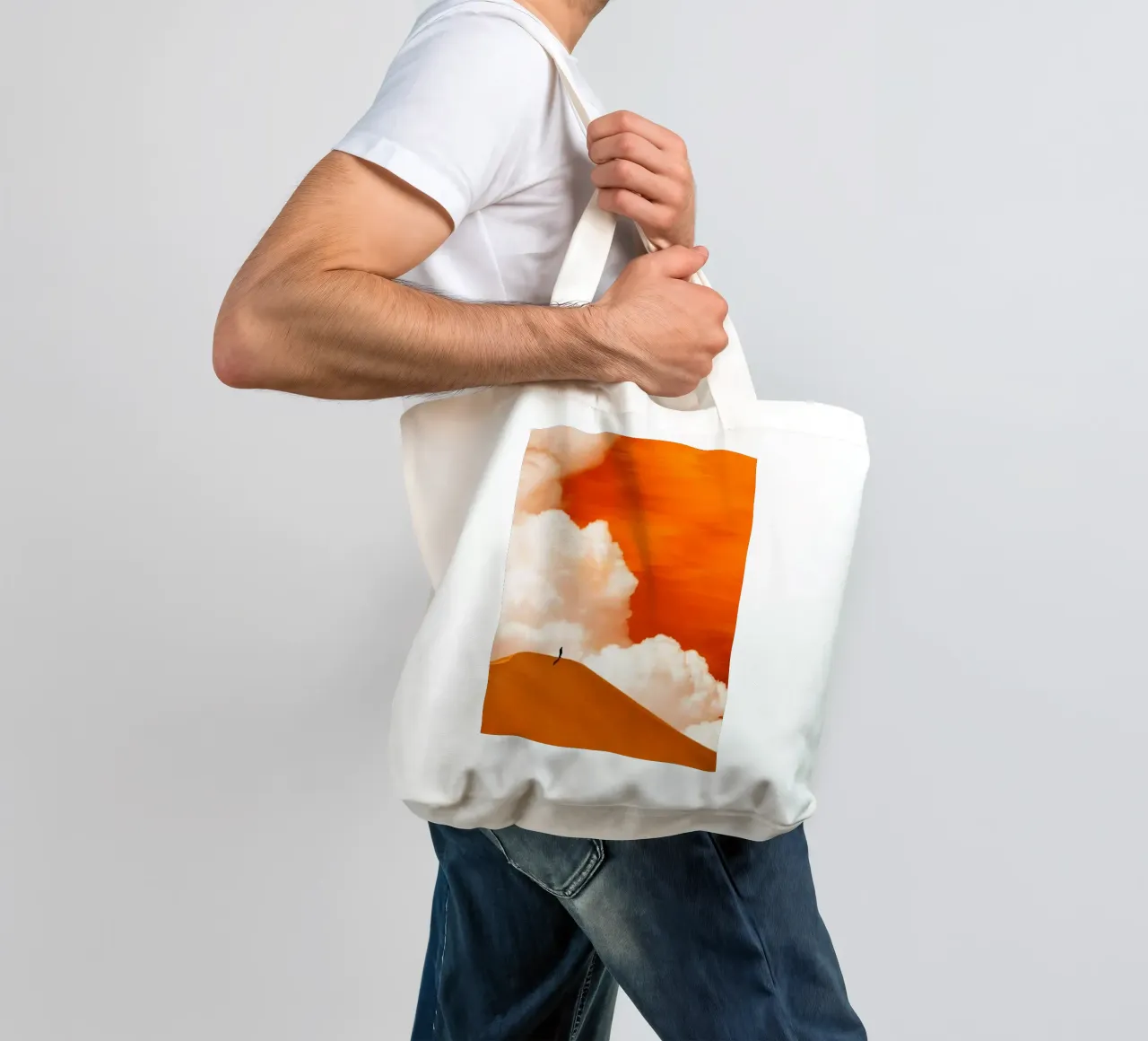 man stand in yellow shade borsa in juta da scoten