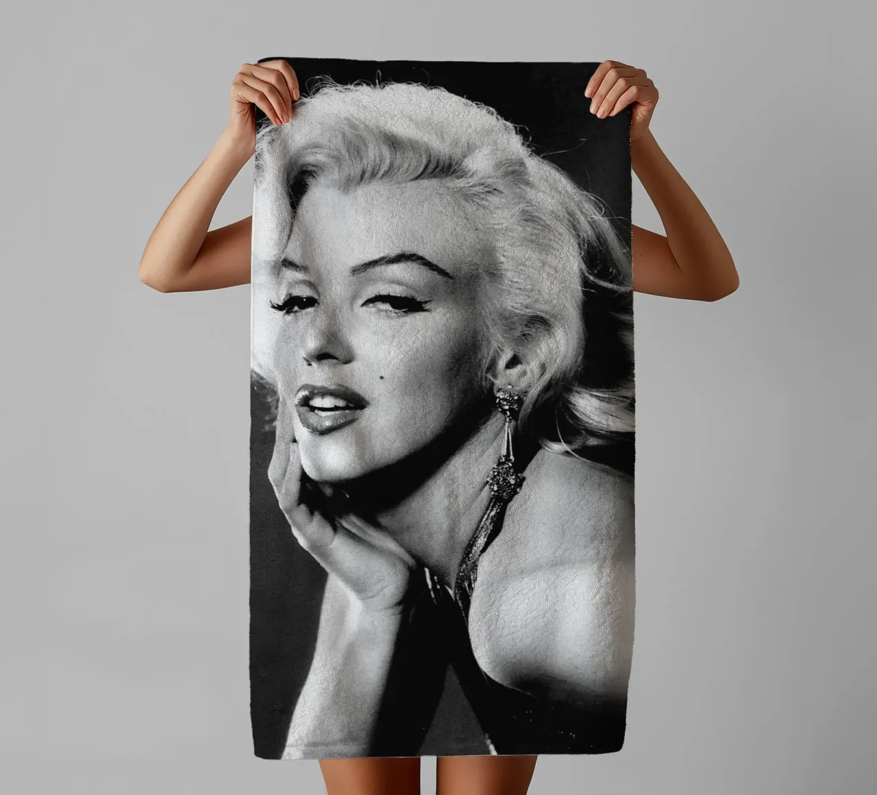 The Making of a Legend How Marilyn Monroe Captivated the Wo towel by valentinomartinst