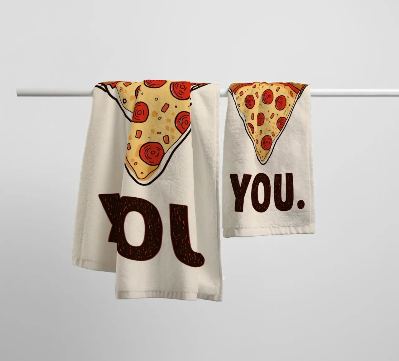 Pizza slice with "I WANT A Pizza YOU" asciugamano da bagno da DesignDoodle