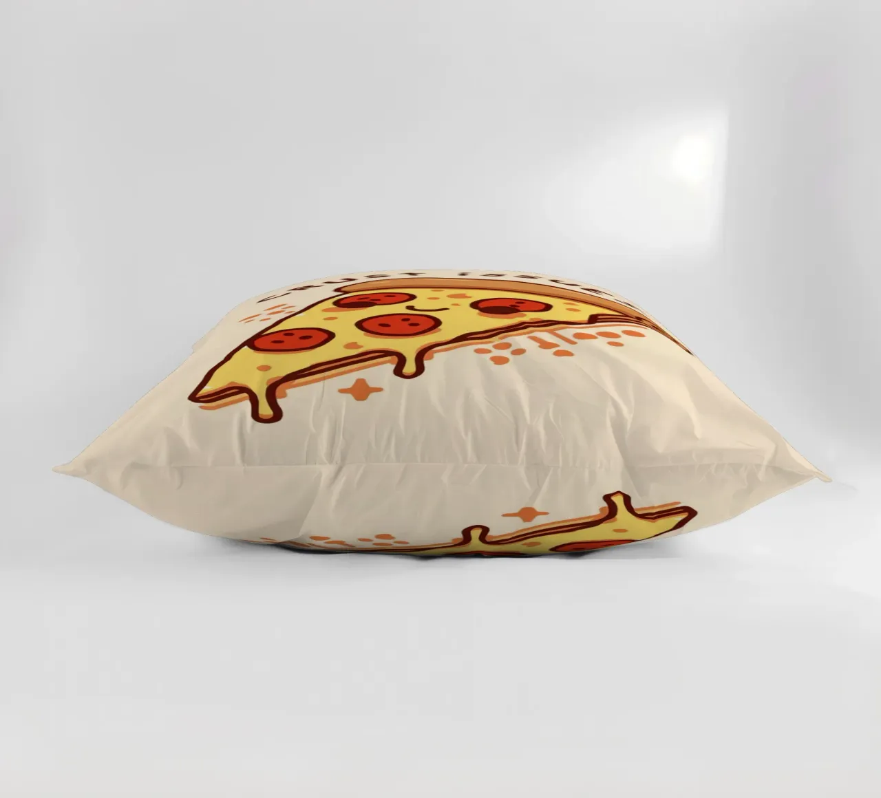 Sorridente fetta di pizza al salame piccante "Problemi di crosta" cuscino da DesignDoodle