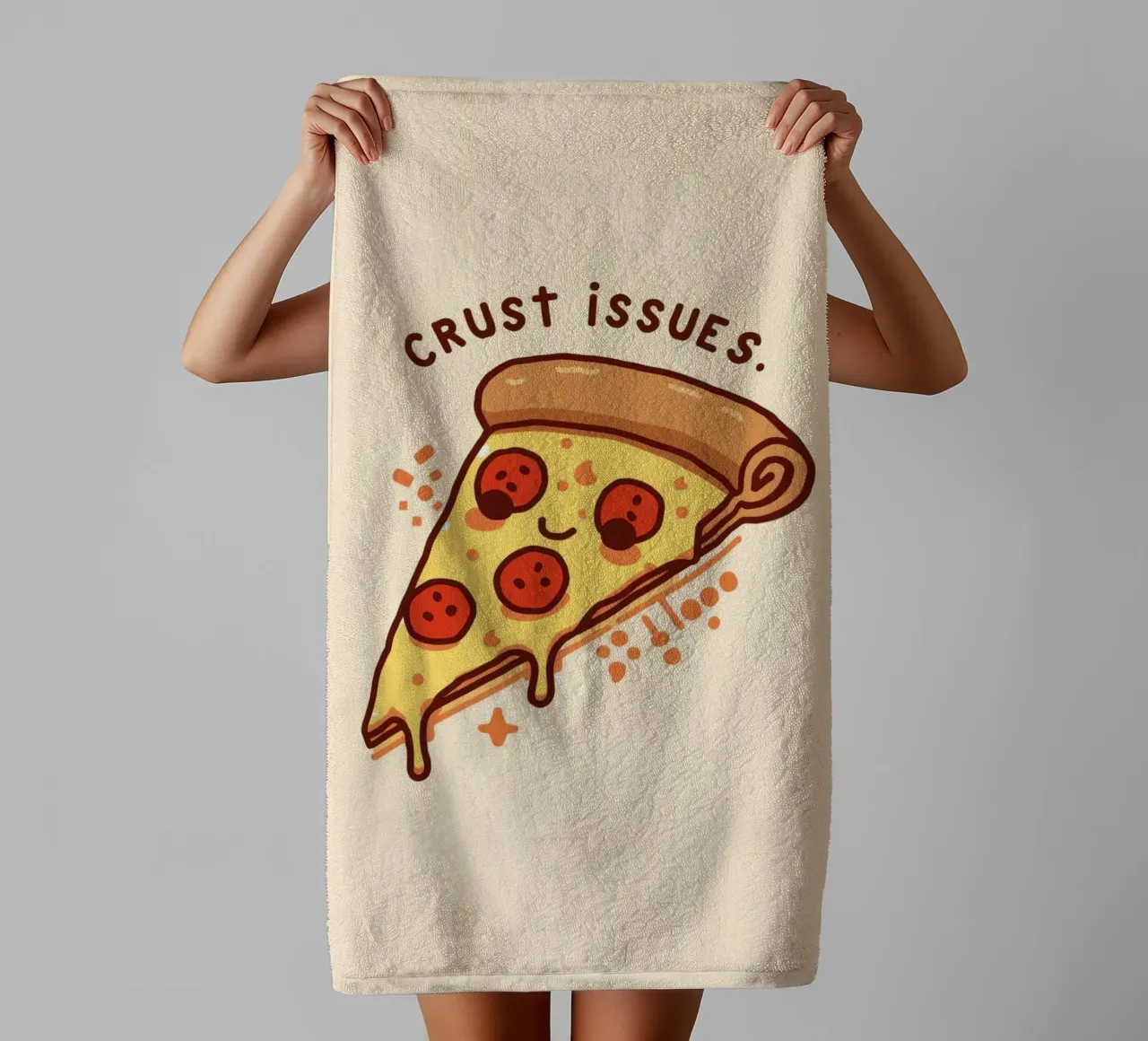 Sorridente fetta di pizza al salame piccante "Problemi di crosta" asciugamano da bagno da DesignDoodle