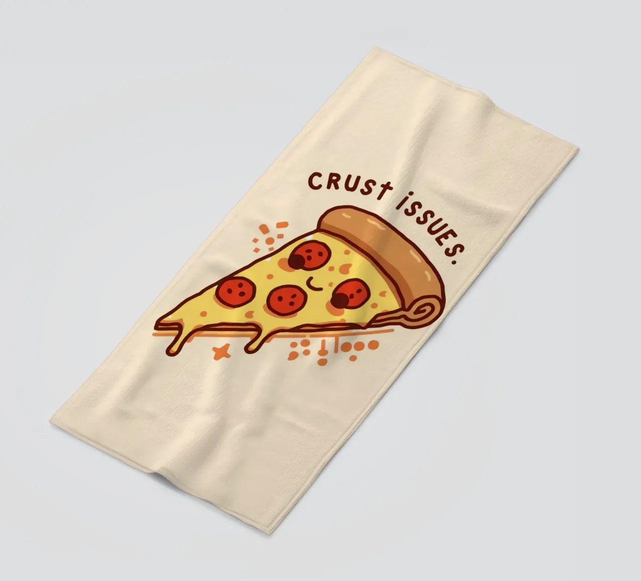 Sorridente fetta di pizza al salame piccante "Problemi di crosta" telo mare da DesignDoodle