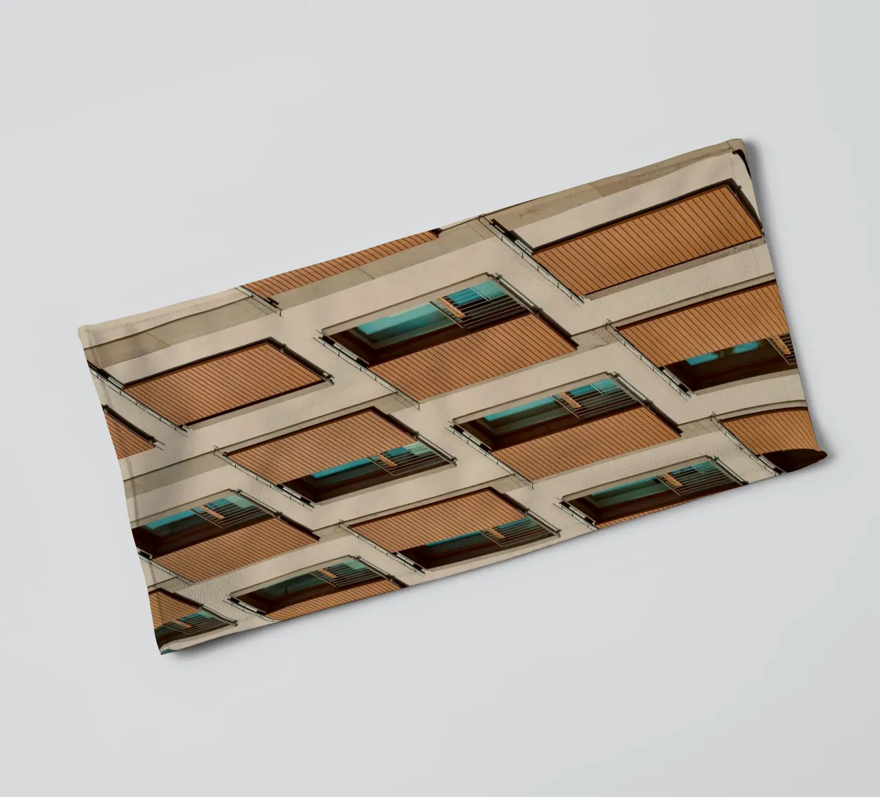 striped window building asciugamano da bagno da juli