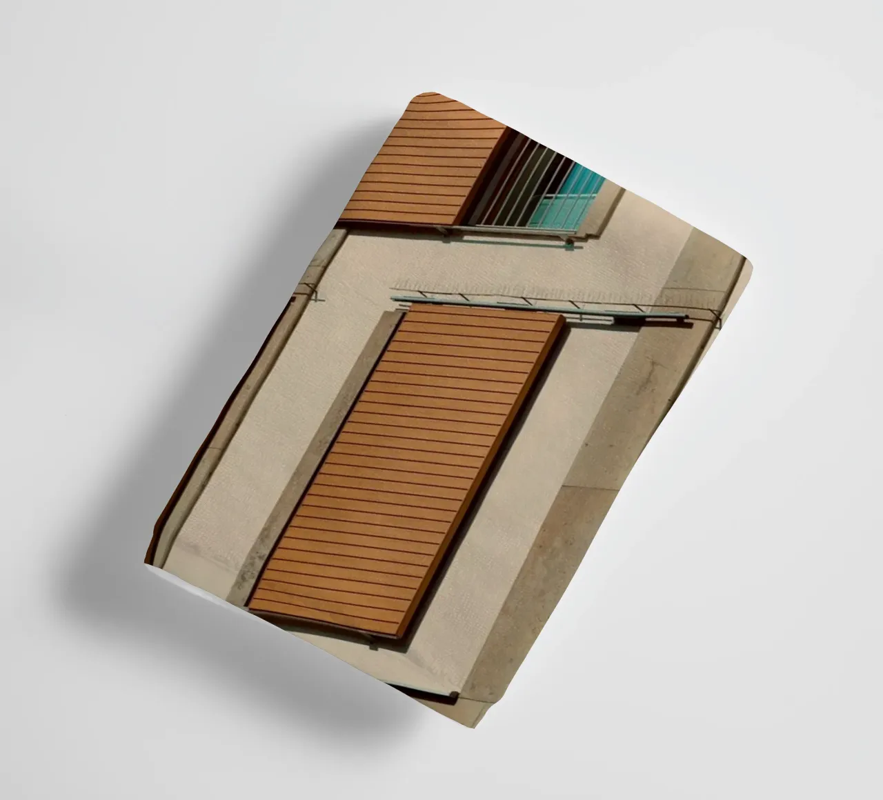 striped window building asciugamano da bagno da juli